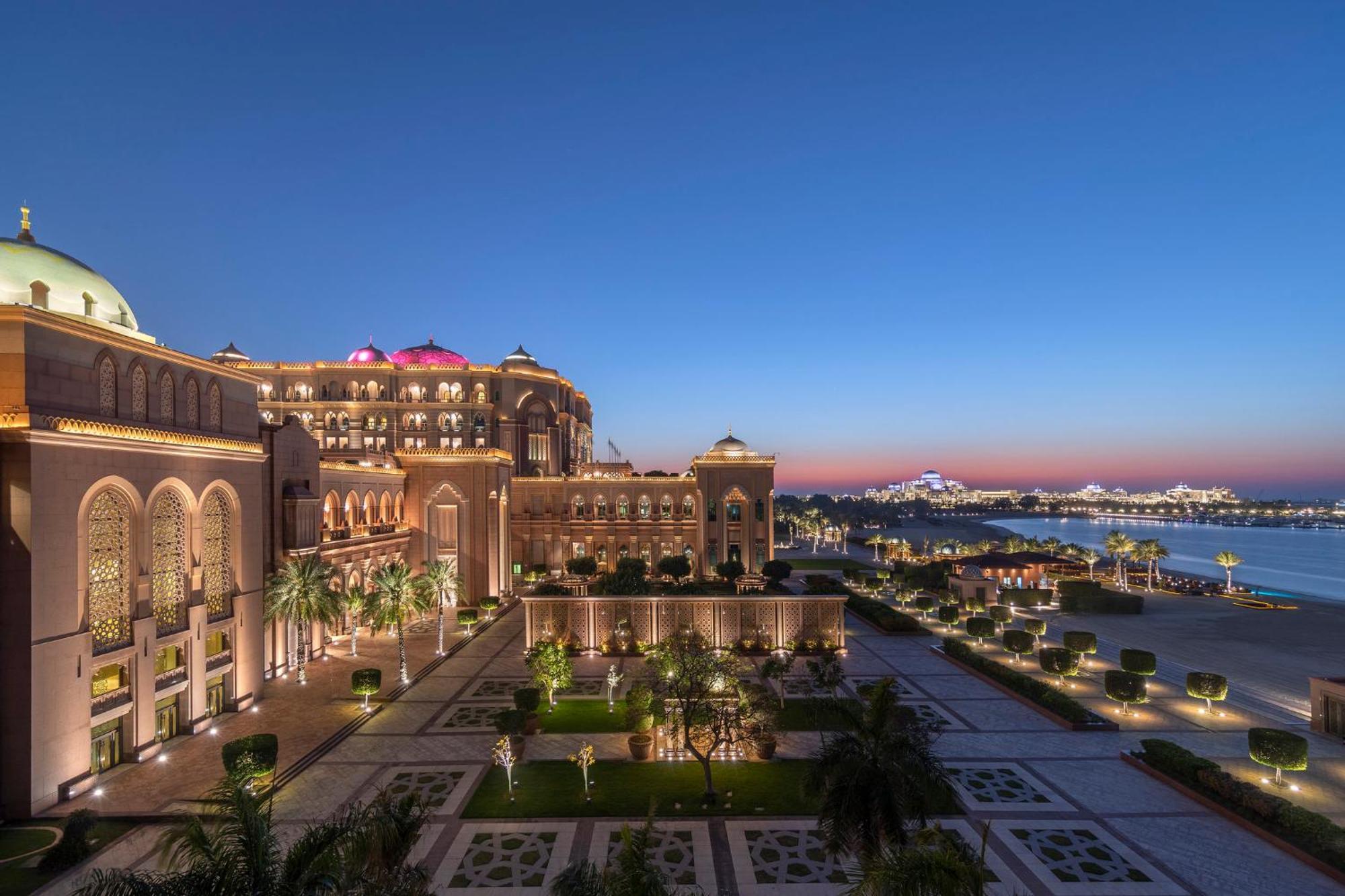 Emirates Palace, Abu Dabi Exterior foto The resort at sunset